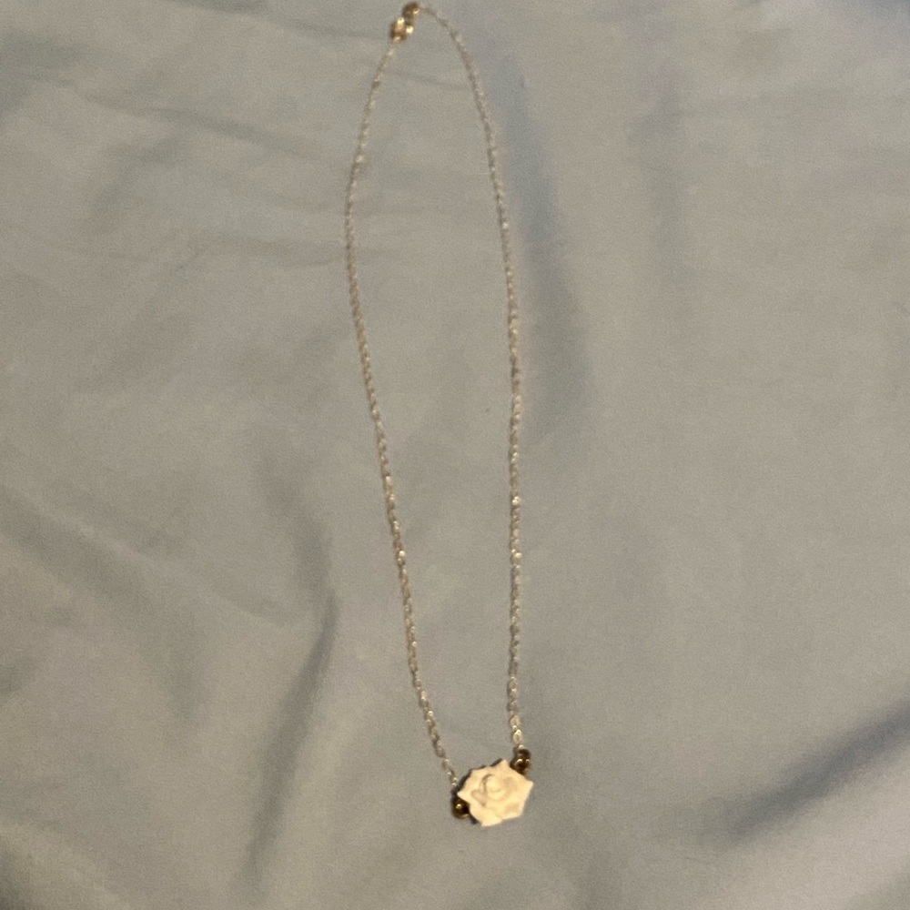 White flower necklace - Picture 4 of 4